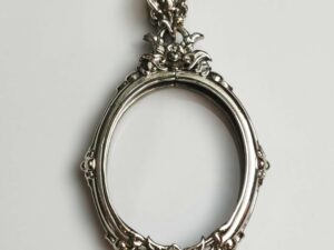 NGKK1Whitebrass Oval amulet casing inner size 26x32mm