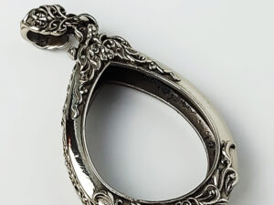 KTNUWhitebrass Katanyu amulet casing 27x33mm
